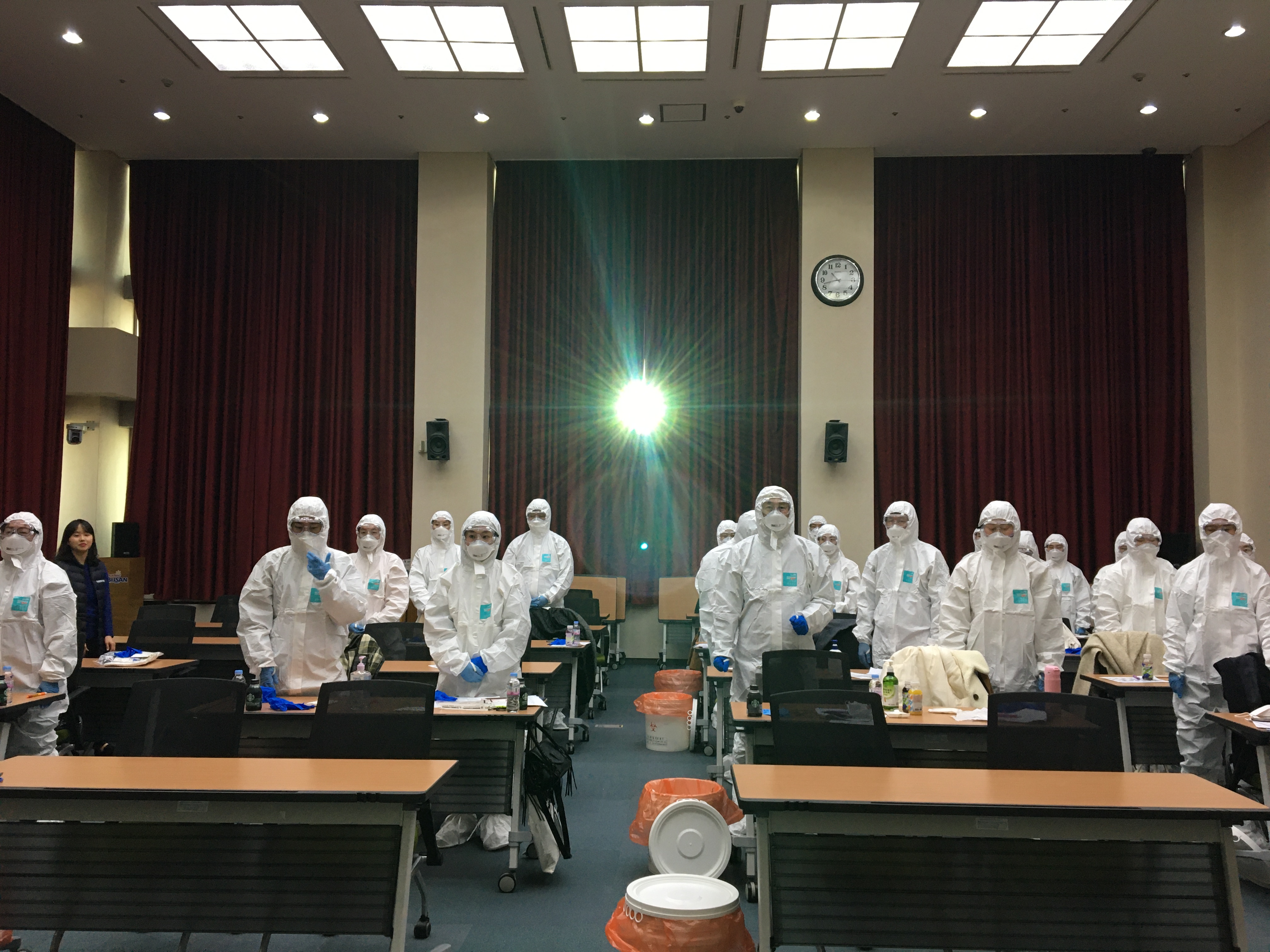 현장대응 구군 지원인력 교육_05 Level D 보호구 착의를 완료한 교육생들의 모습 사진4